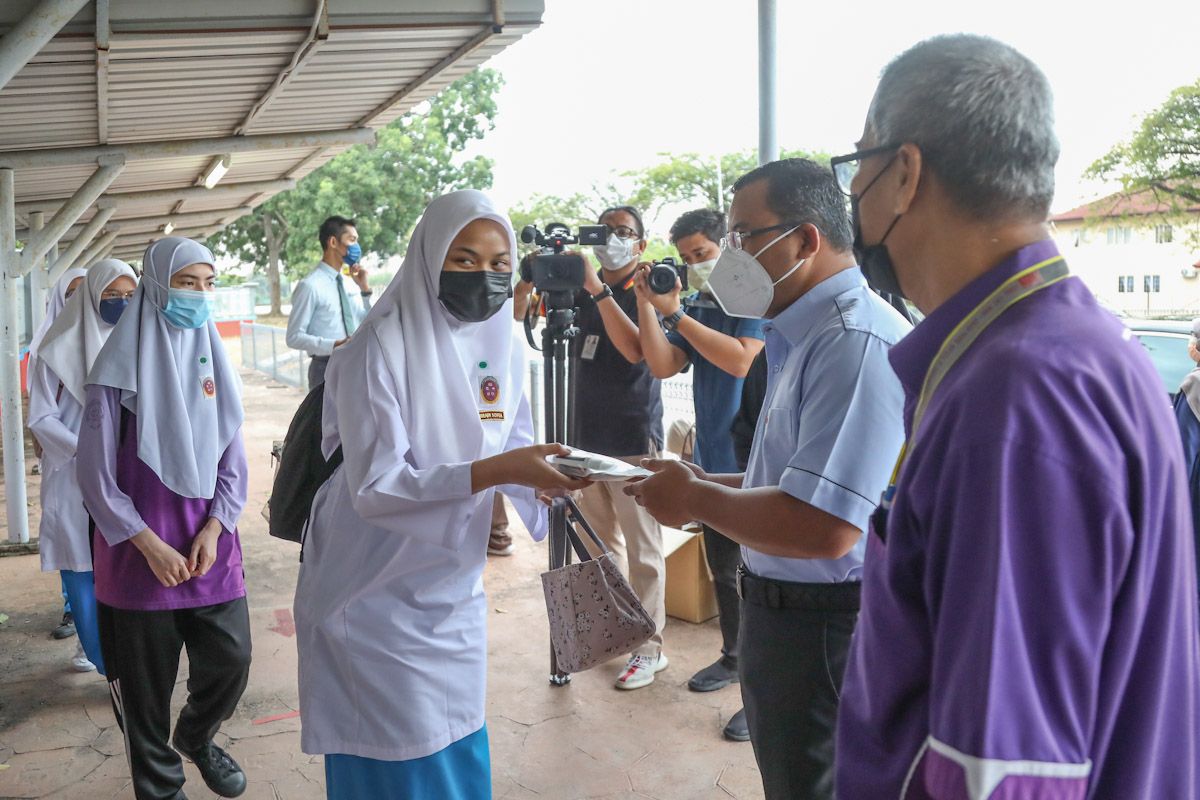 மாணவர்களுக்கு மந்திரி புசார் முகக்கவசம், கிருமி நானிசியை வழங்கினார்