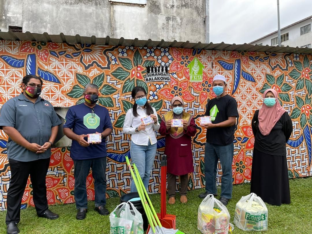 无拉港社区食物银行 助温饱贫户.改善组屋卫生
