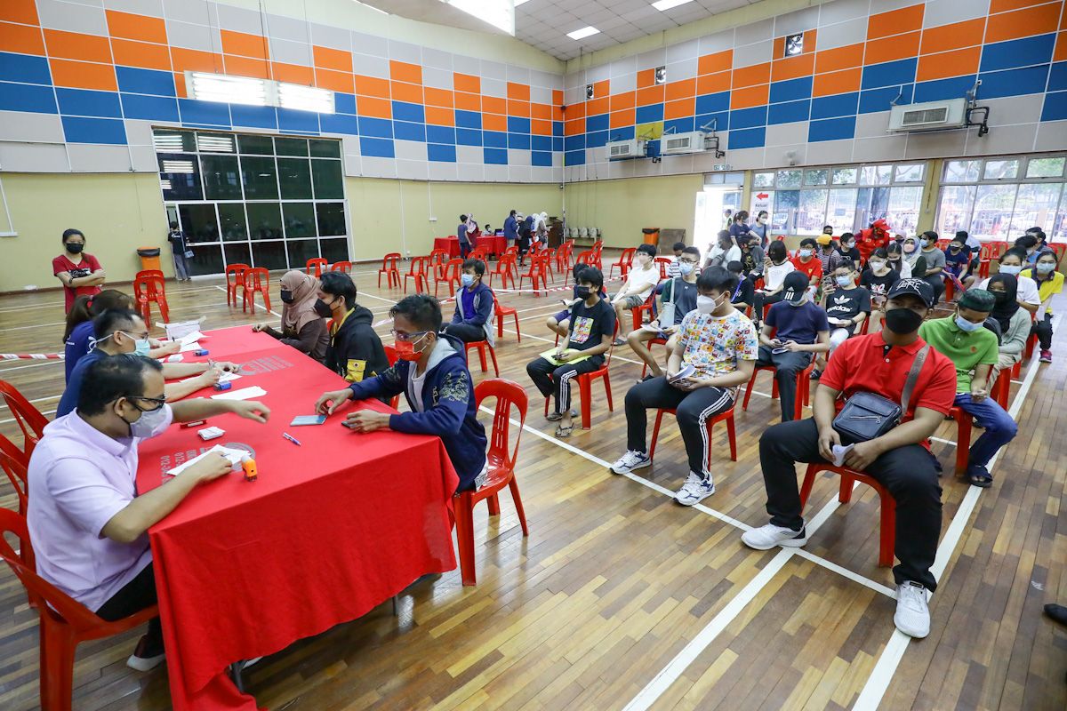 梁德志送面罩及快筛剂  提醒民众防疫不松懈