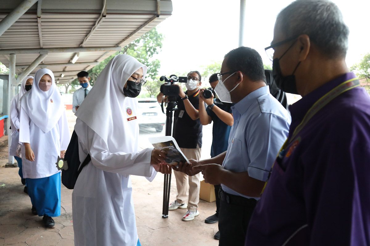 தடுப்பூசி பெறுவோர் அதிகரிப்பால் பள்ளிகளில் நோய்த் தொற்றைத் தடுக்க முடியும்.