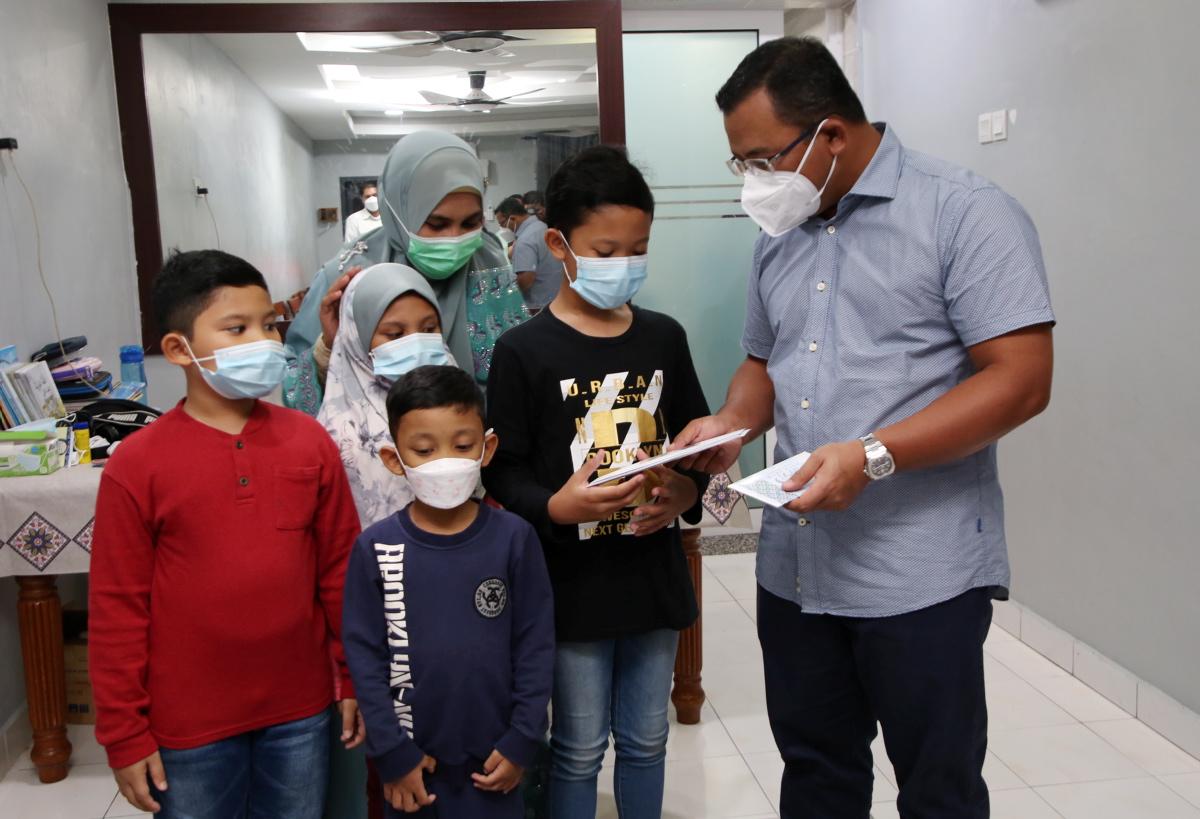 MB, isteri santuni lima beradik yatim piatu akibat Covid-19
