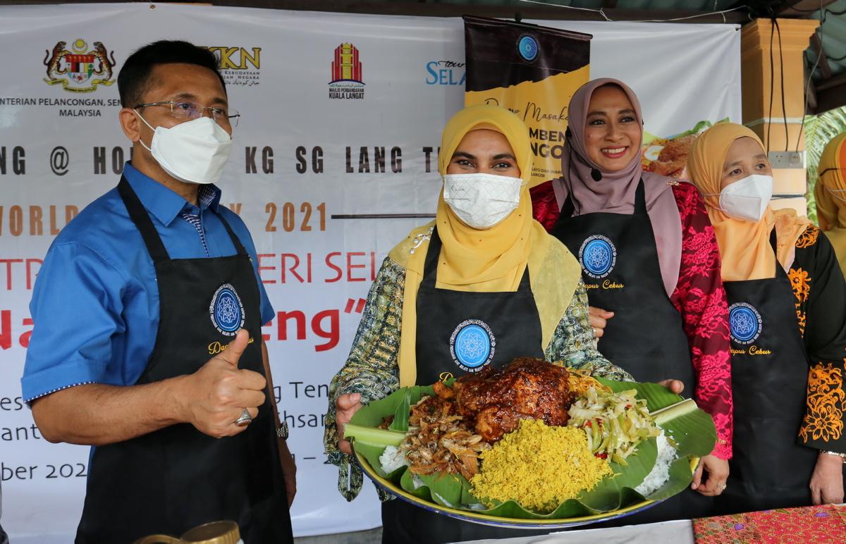 Nasi ambeng diketengahkan sempena Hari Makanan Sedunia peringkat negeri