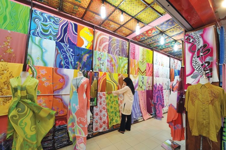 国会上议院允周四穿峇迪 发扬国家艺术特色