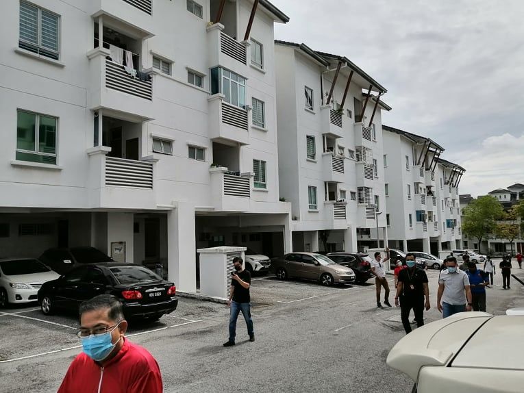 沙登高原居民走到路上 拨打电话.接收短讯