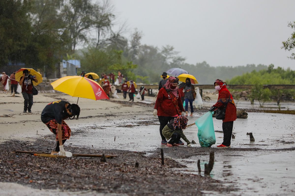 提高民众环保意识 雪妇女慈善会海边大扫除