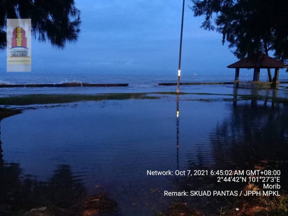 High tides to strike Banting coast, residents caution to stay away from beaches