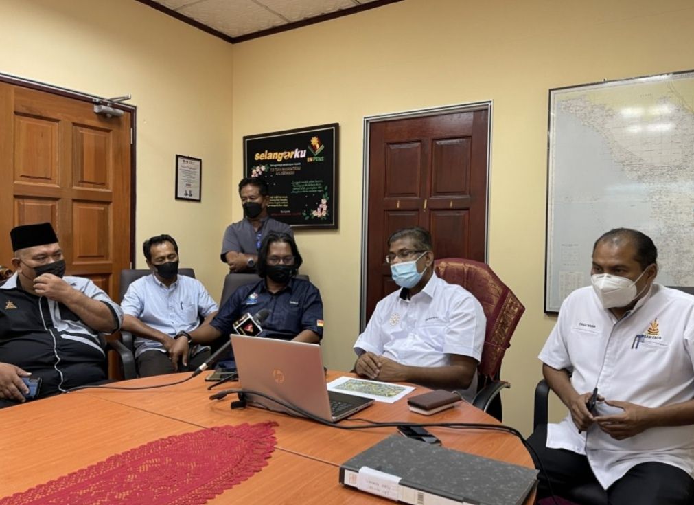 水灾问题怒斥官员 甘纳向水利局官员道歉