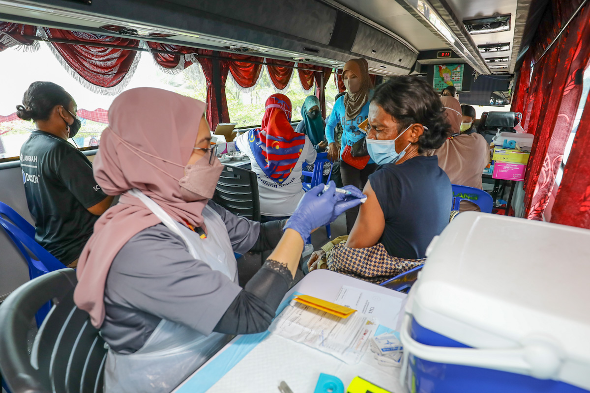 Pernah tolak vaksin, pasangan guru tahfiz terima suntikan demi keselamatan