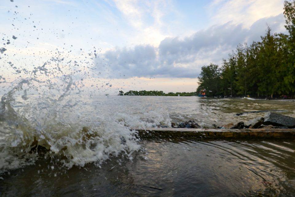 High tide in Tanjung Piai attracts tourists