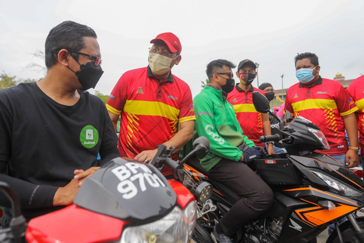 双溪甘迪斯区100外送员 获雪政府发报考摩托补贴