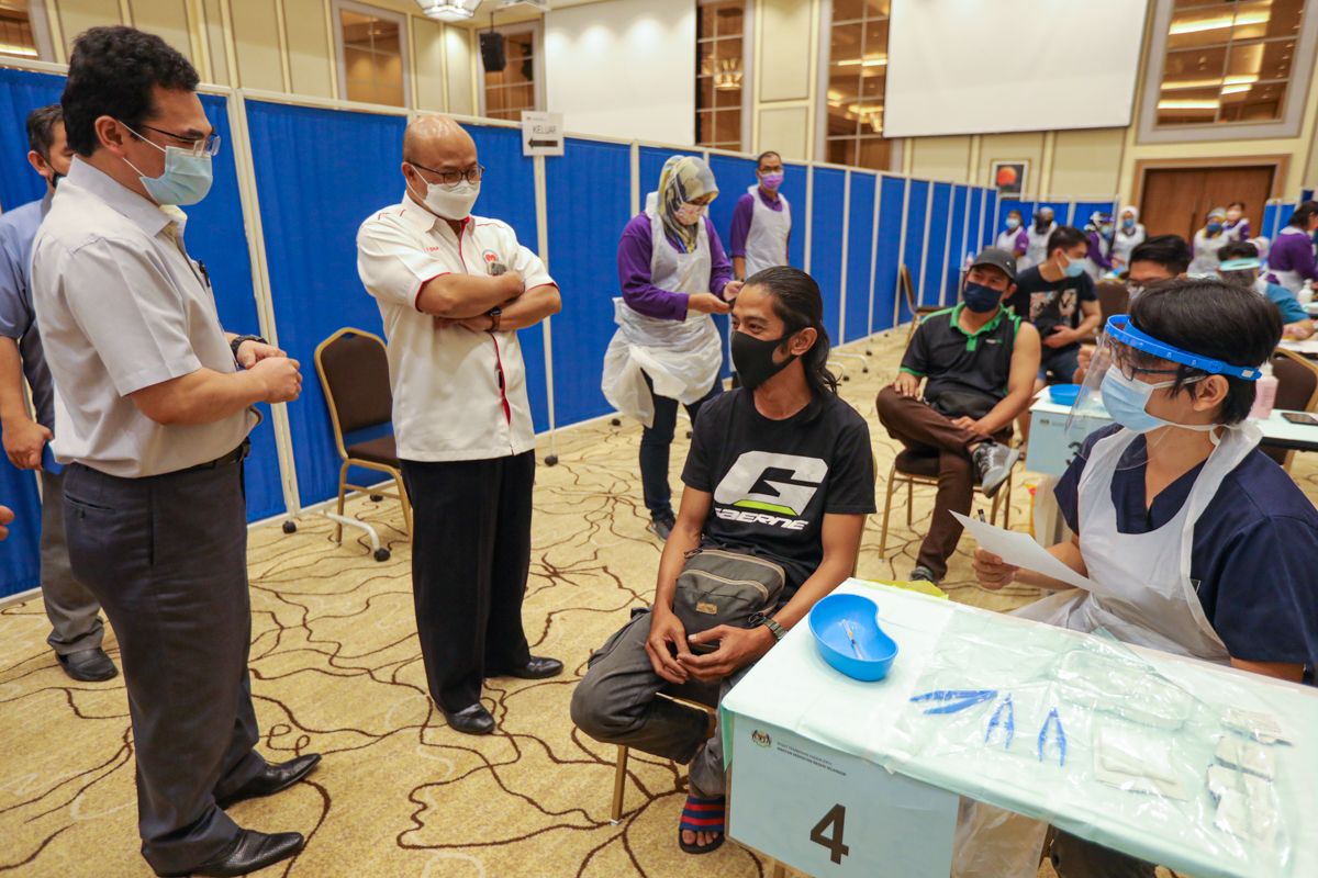 வயது வந்தோரில் 91.2 சதவிகிதம் பேருக்கு முழுமையாக தடுப்பூசி போடப்பட்டுள்ளது