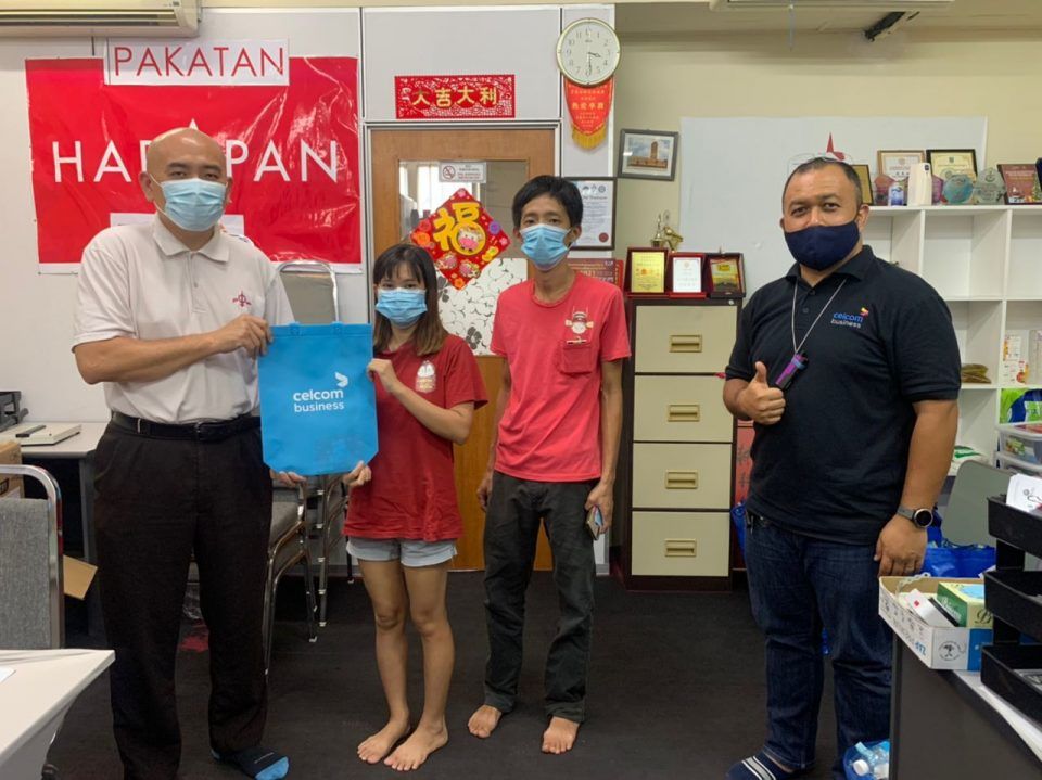 刘永山发免费网络数据卡予77目标群 受惠者谢州政府体恤人民需要