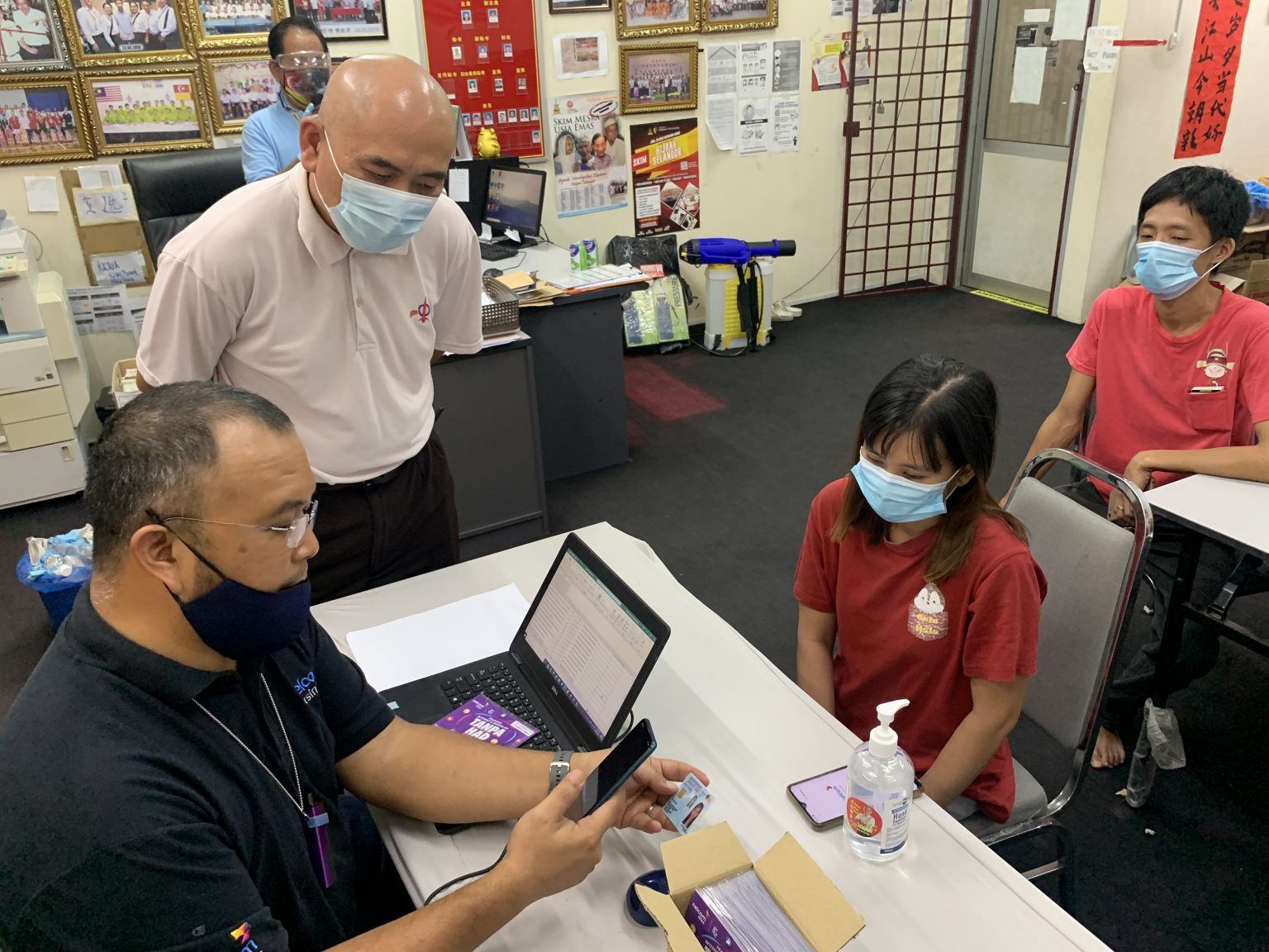 பந்திங் மக்களுக்கு சட்டமன்ற உறுப்பினர் உணவுக் கூடை விநியோகம்