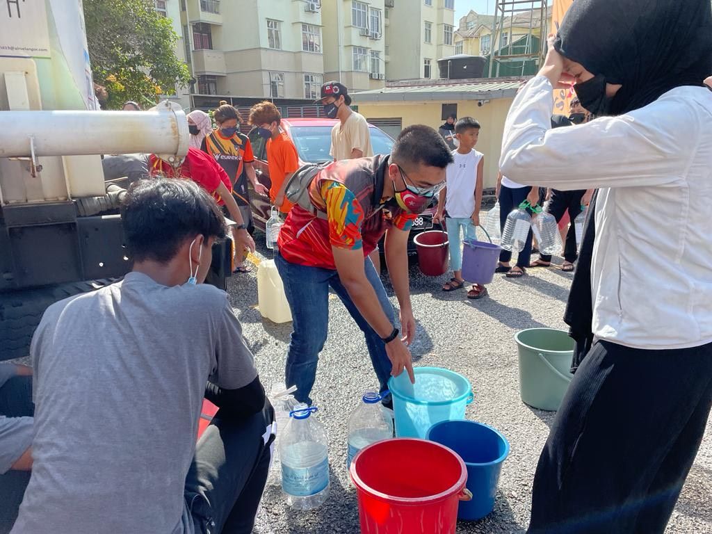 Team Selangor bantu penduduk pangsapuri angkut air