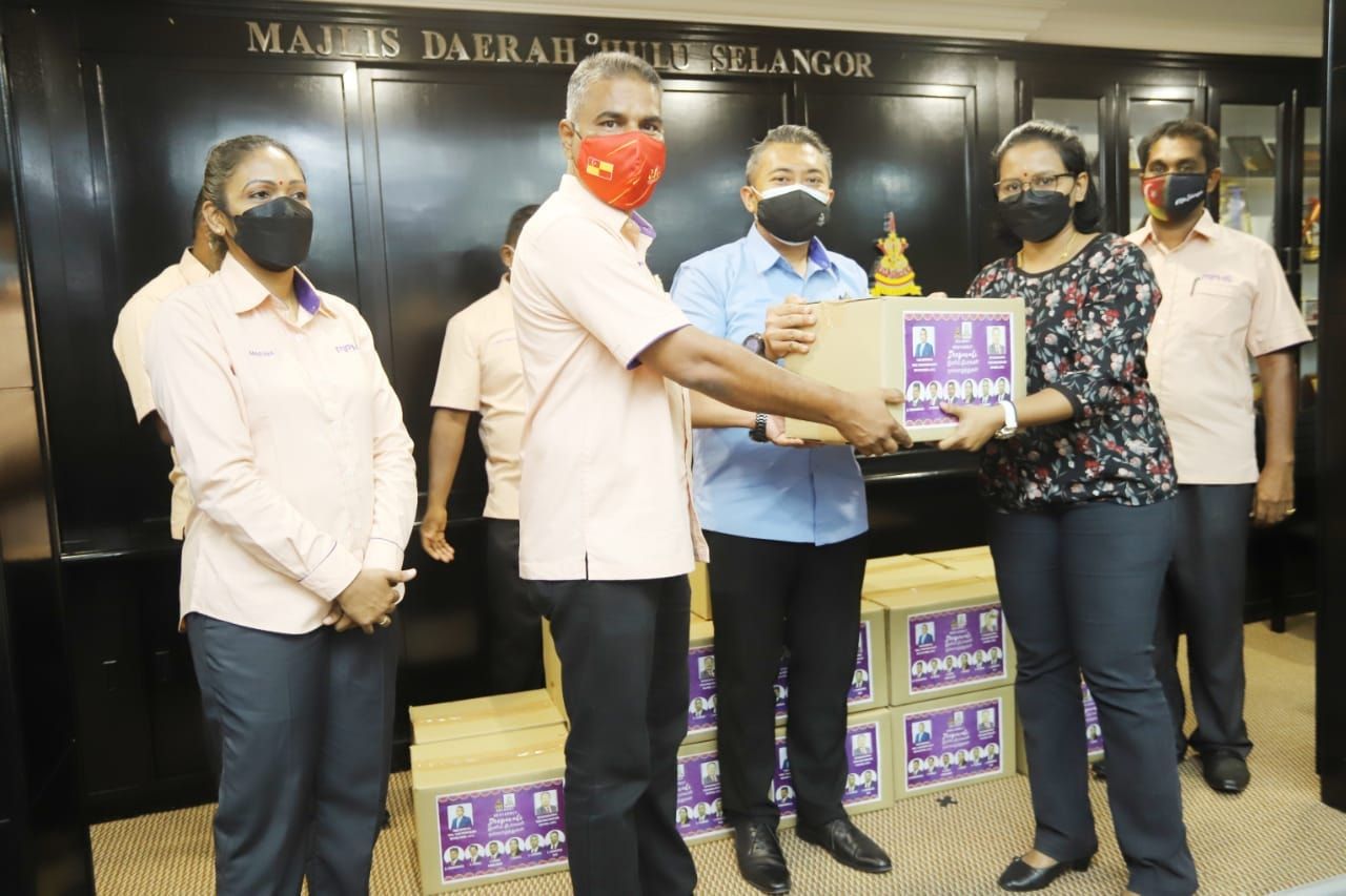 உலு சிலாங்கூர் நகராண்மைக் கழக இந்து பணியாளர்களுக்கு தீபாவளி அன்பளிப்பு