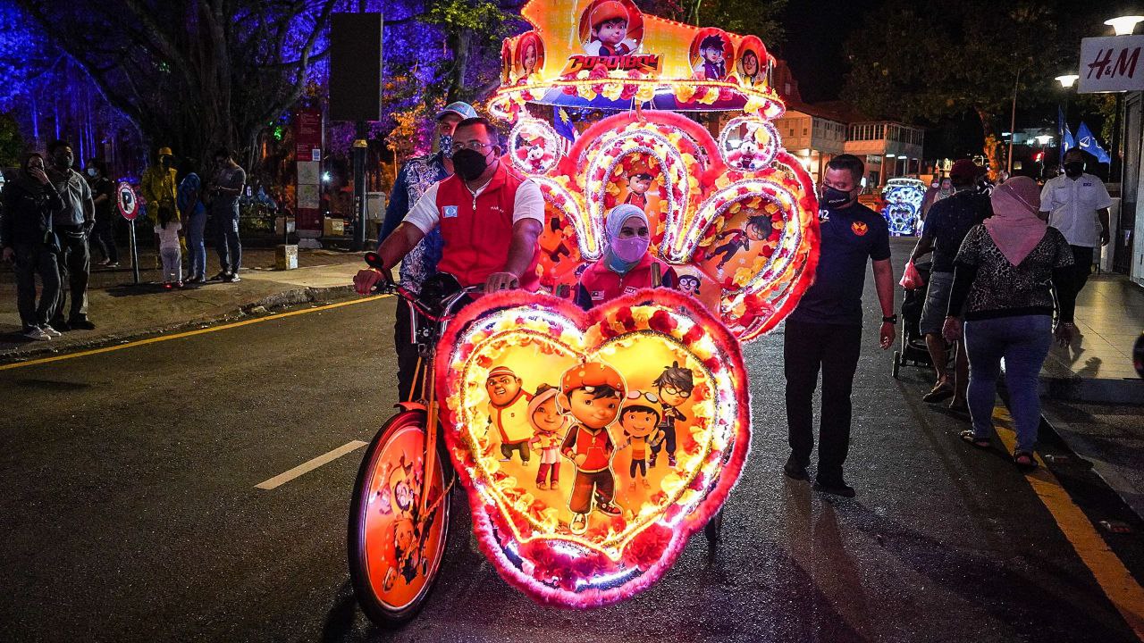 MB santuni pemuzik jalanan, penarik beca di Jonker Walk