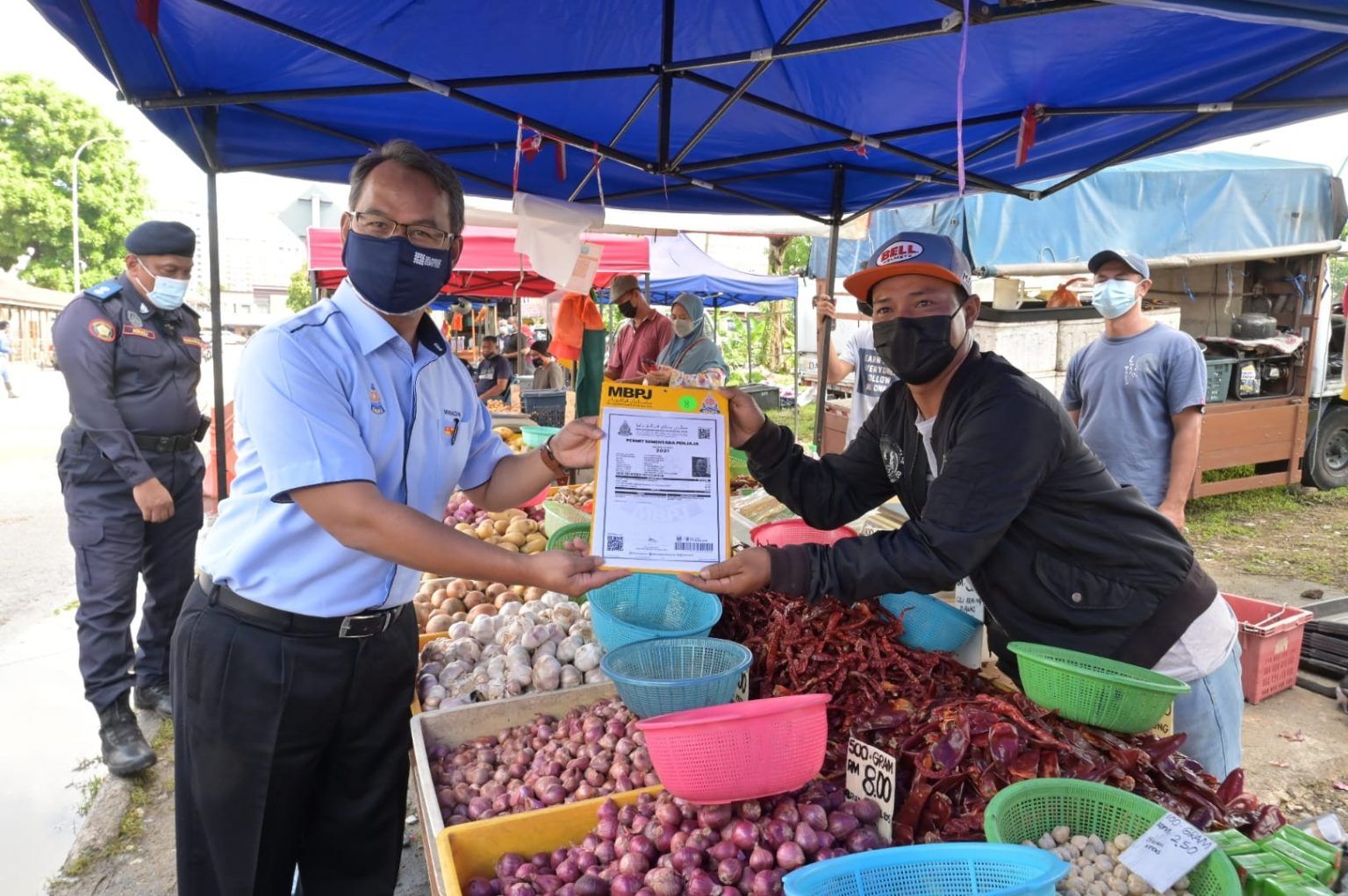 பெட்டாலிங் ஜெயாவில் 49 வணிகர்கள் தற்காலிக வர்த்தக உரிமம் பெற்றனர்