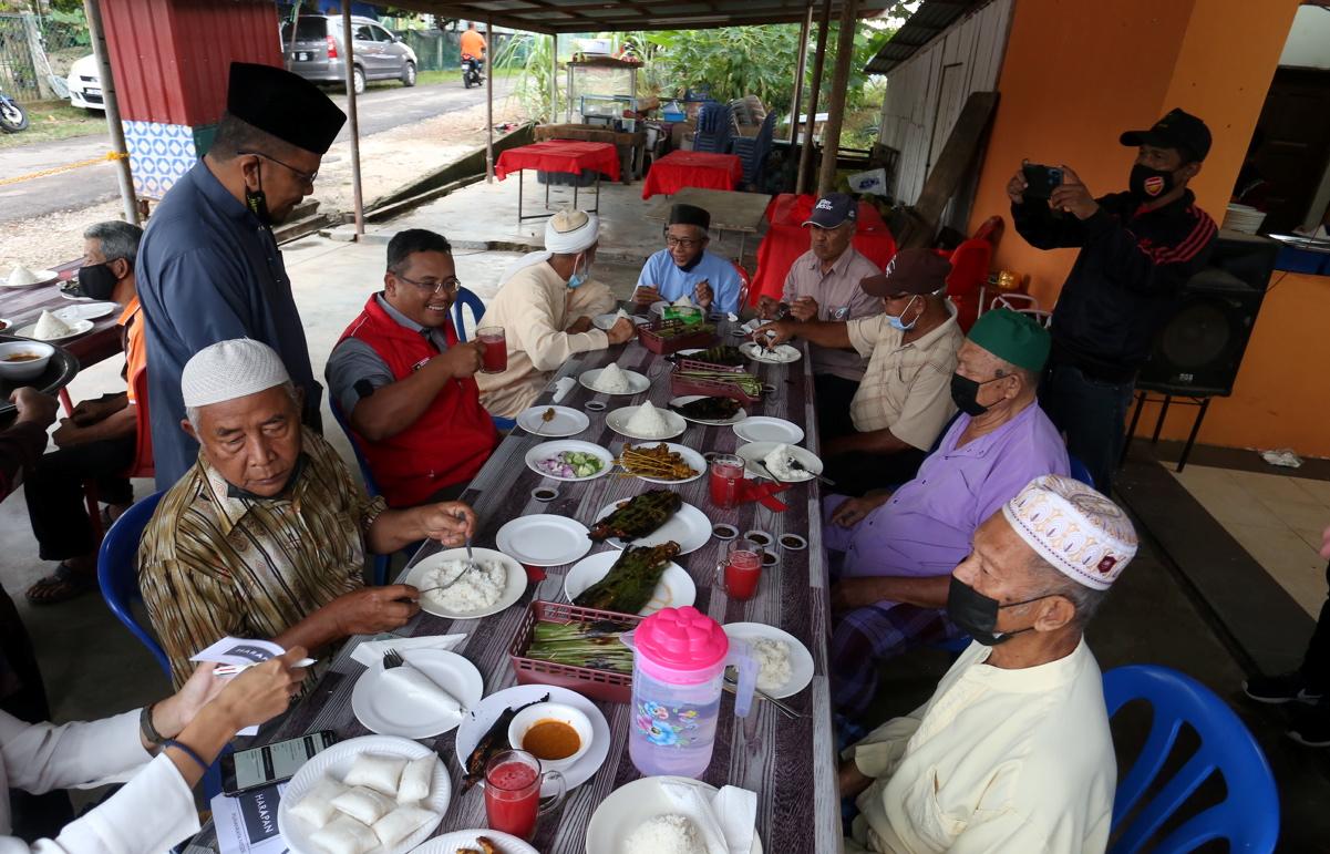 MB santuni peneroka Felda Bukit Senggeh, dengar perkembangan setempat