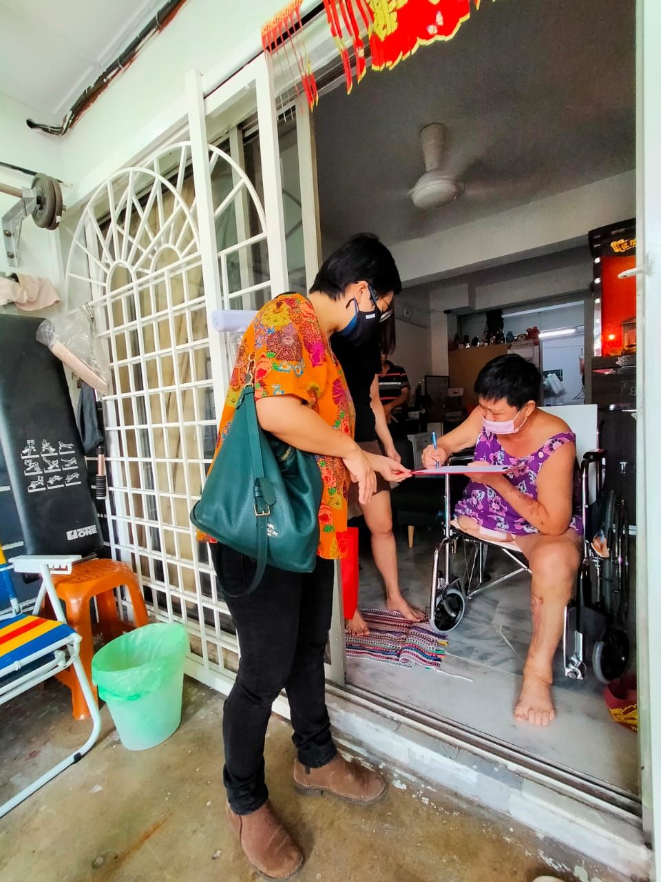 雪妇女福利会金銮送暖 派病患医药品.送单亲妈妈礼包