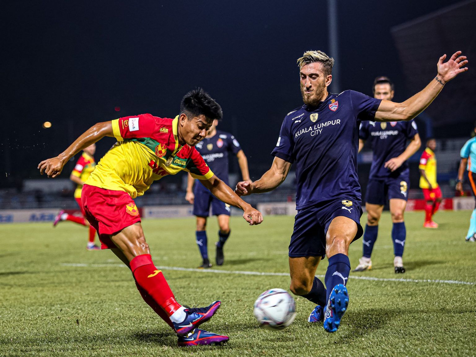 திடலில் அத்துமீறி நுழைந்தனர். கே.எல். சிட்டி எப்.சி. குழு ஆதரவாளர்கள் ஐவர்  கைது