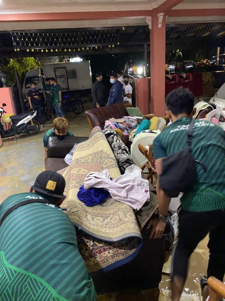Selangor Volunteer members help clean flood victims’ homes