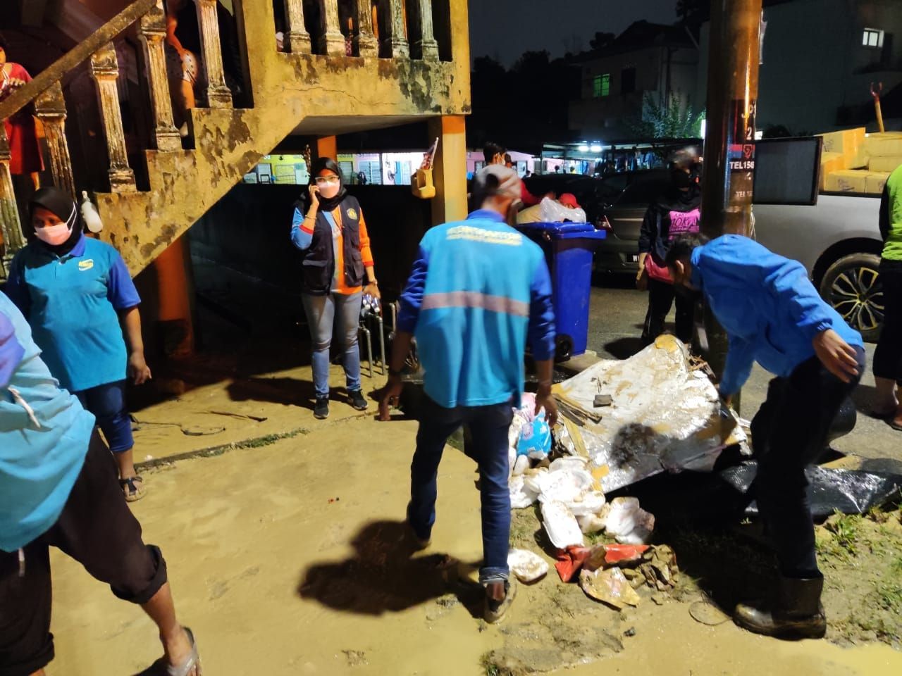 KDEB派12辆罗里 助安邦灾民载走大型垃圾