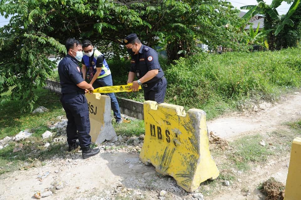梳邦再也市政厅置放石墩封路 防非法丟垃圾
