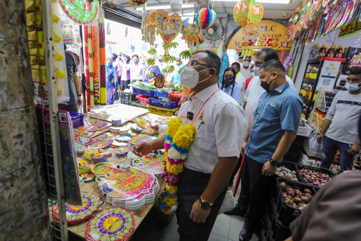 MB, isteri tinjau persiapan Deepavali di Little India Klang