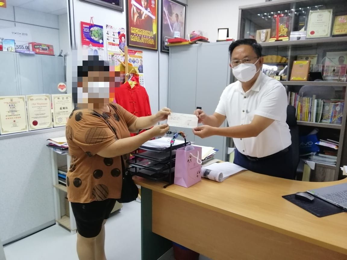 梁德志援助班村两户火灾灾民1000令吉