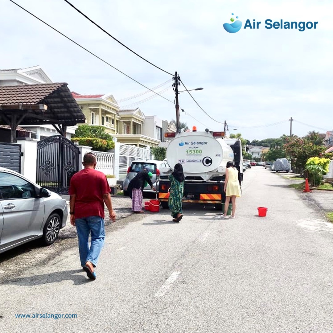 Bantuan lori tangki air digerakkan ke premis kritikal