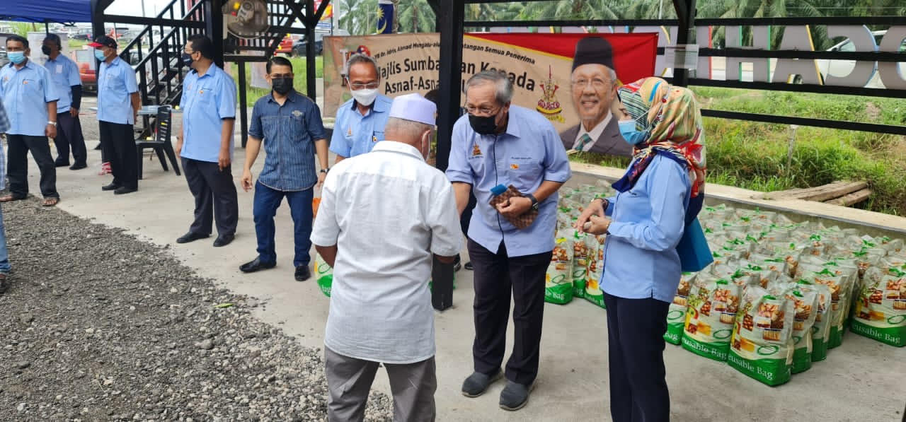 100 keluarga asnaf DUN Ijok terima bakul makanan
