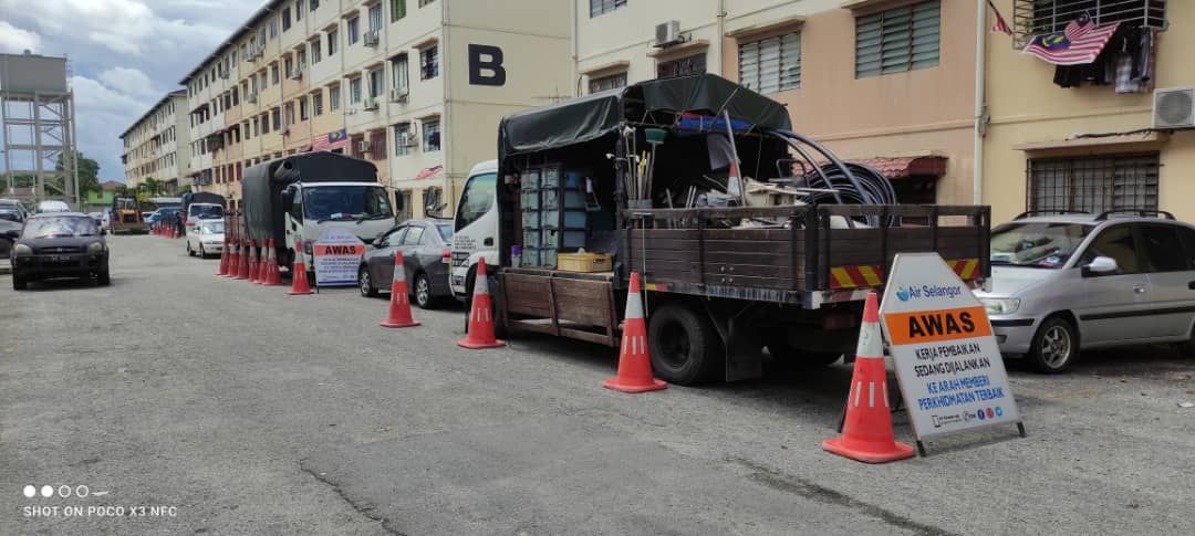 ஆயர் சிலாங்கூர் ஏற்பாட்டில் கோலக் கிள்ளான் அடுக்குமாடி குடியிருப்பில் குழாய் பழுதுபார்ப்பு