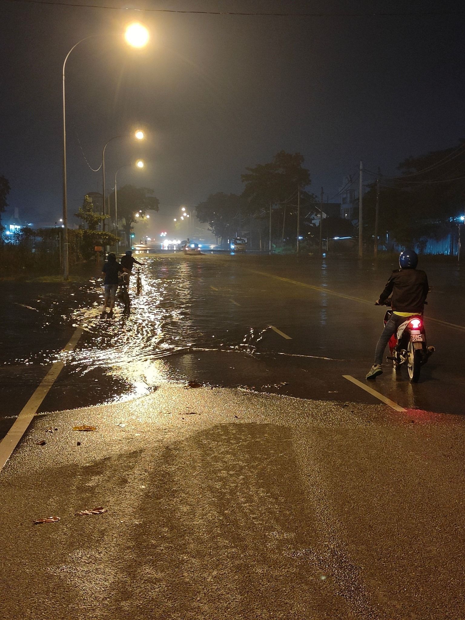 巴生港口今早大涨潮 班村学校路10住家停车处及万津路淹水