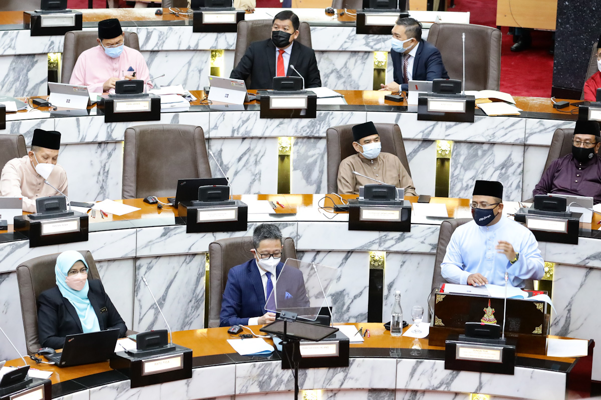 Penjawat awam dapat bantuan khas sebulan gaji