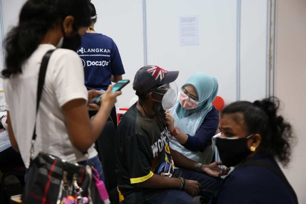 மூத்த குடிமக்கள் மற்றும் கடும் நோய் உள்ளவர்கள் இரண்டாம் ஊக்கத் தடுப்பூசி பெற ஊக்குவிப்பு