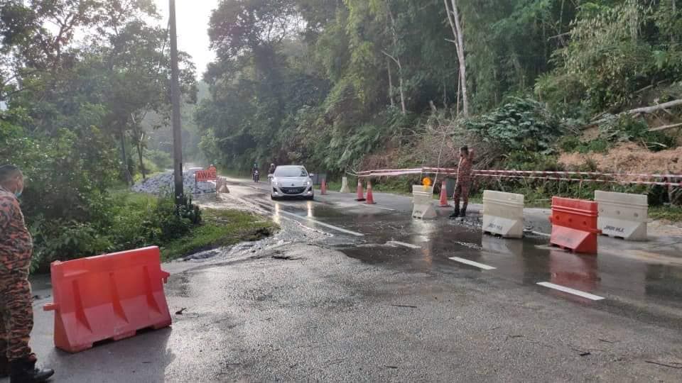 Pergerakan bawah tanah punca hakisan, paip pecah di Jalan Sungai Tekali