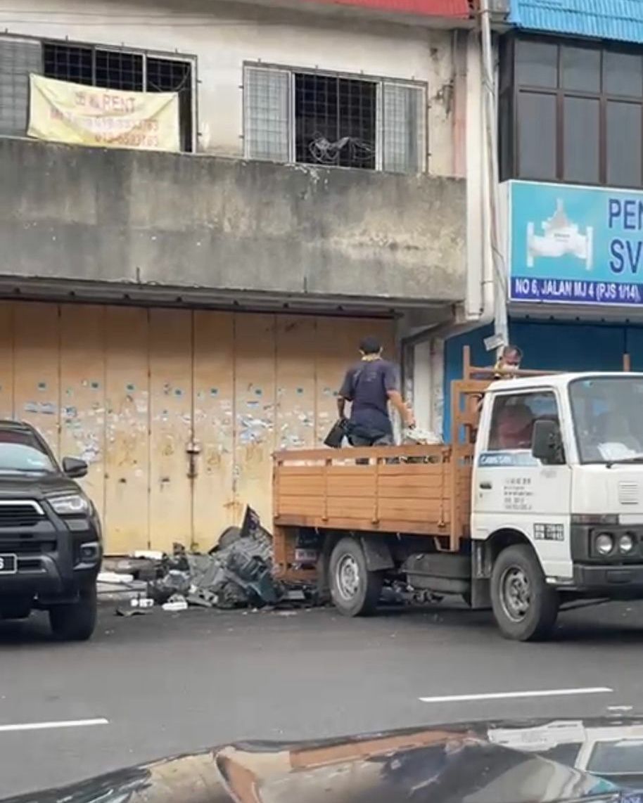 修车厂驾罗里到空屋倒垃圾 昨午被灵市执法官捉拿