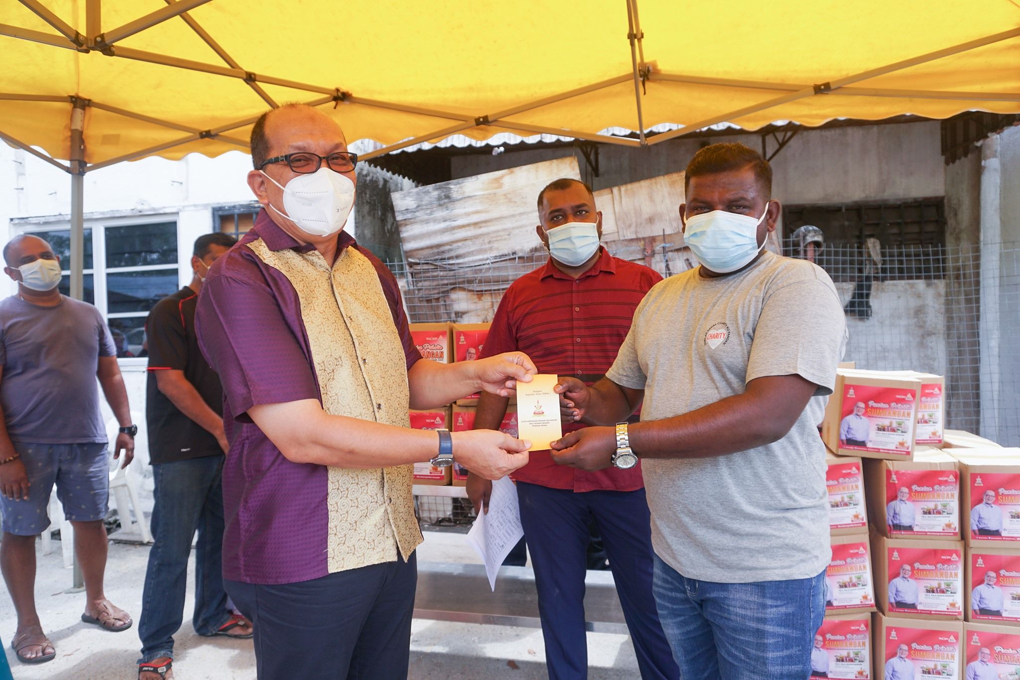 Warga emas, OKU Pandan Indah dapat barang dapur sempena Deepavali