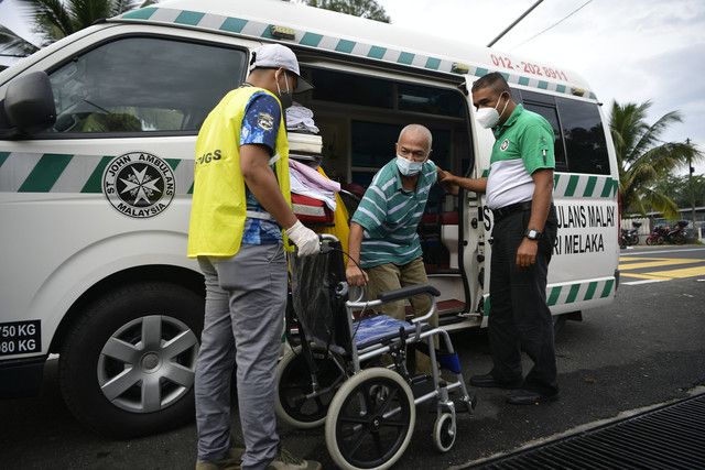 马六甲投票站今早8时开放 选民陆续前往履行责任