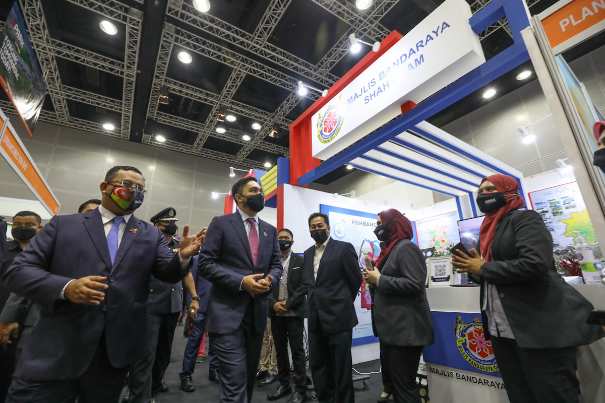 Raja Muda luang masa lebih dua jam lawat pameran sidang niaga Selangor