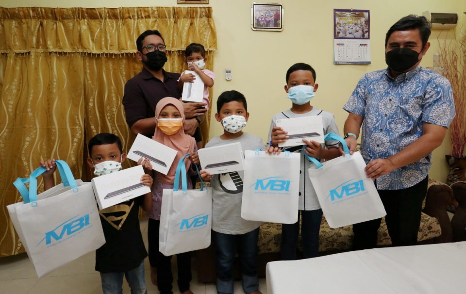 More students from Selangor tutoring programme to receive free SIM cards
