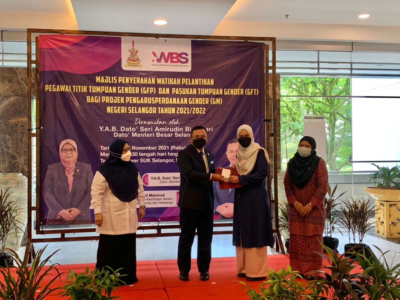 MB serah watikah lantikan 17 pegawai pengarusperdanaan gender