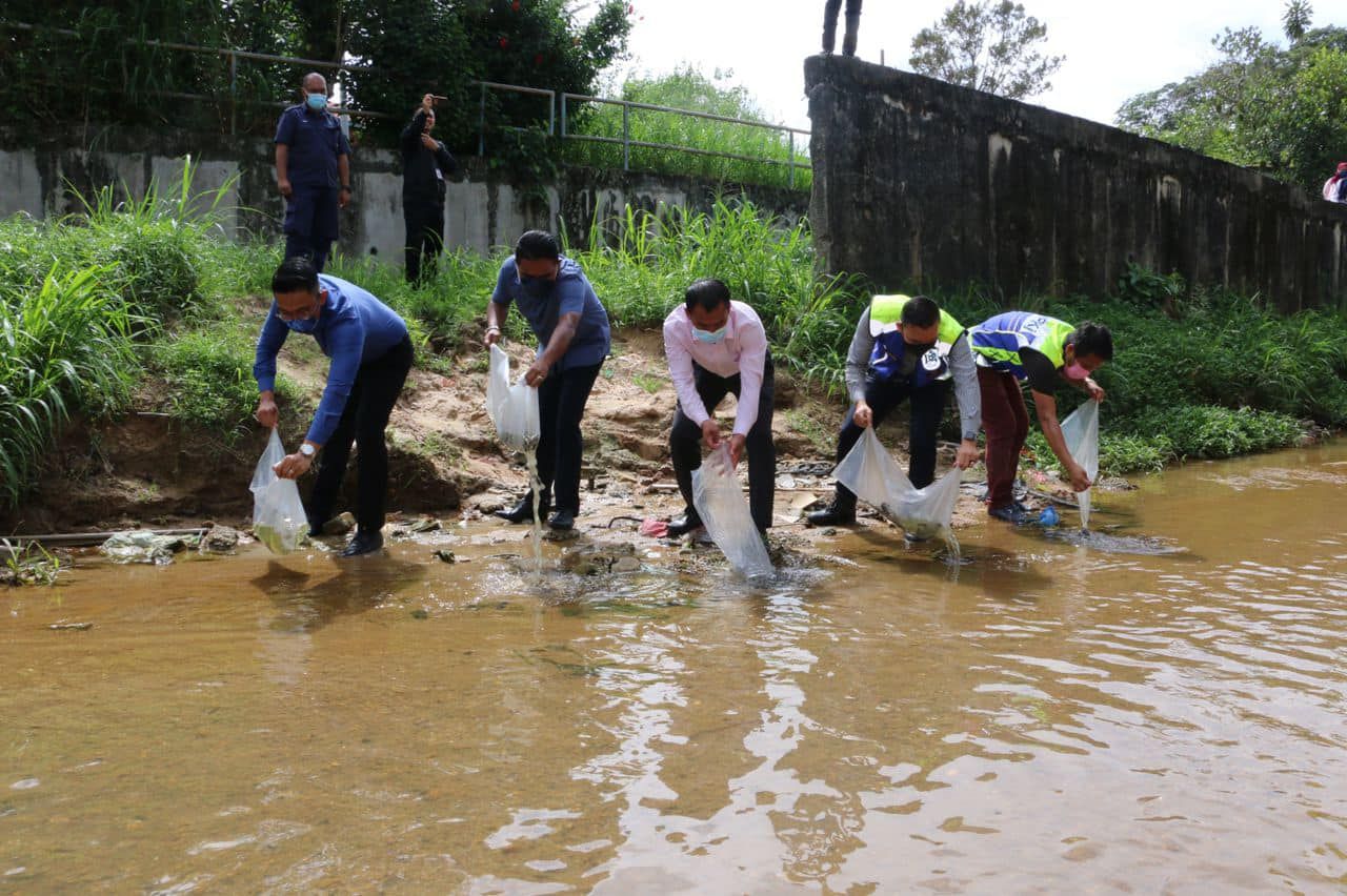 士毛月新村河流沦“垃圾桶”  加影市会宣导爱护河流