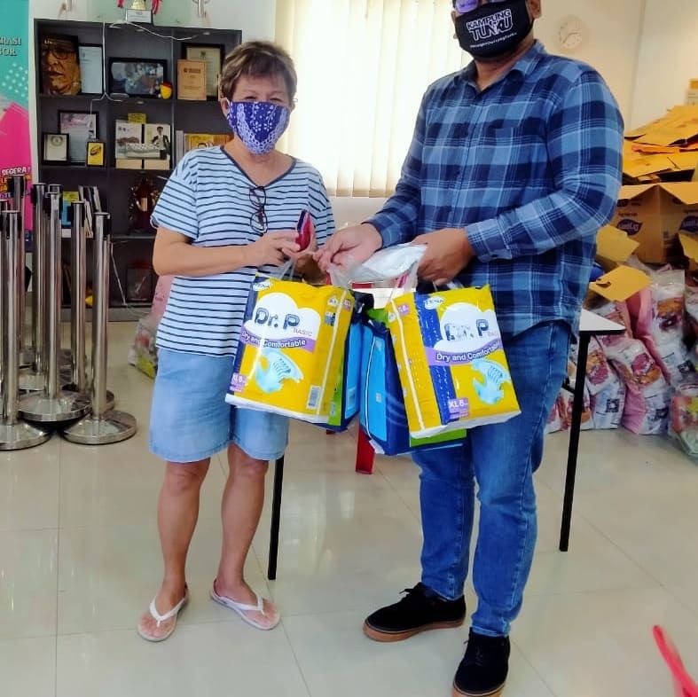 林怡威为残疾家庭送暖 继关心需要帮助者