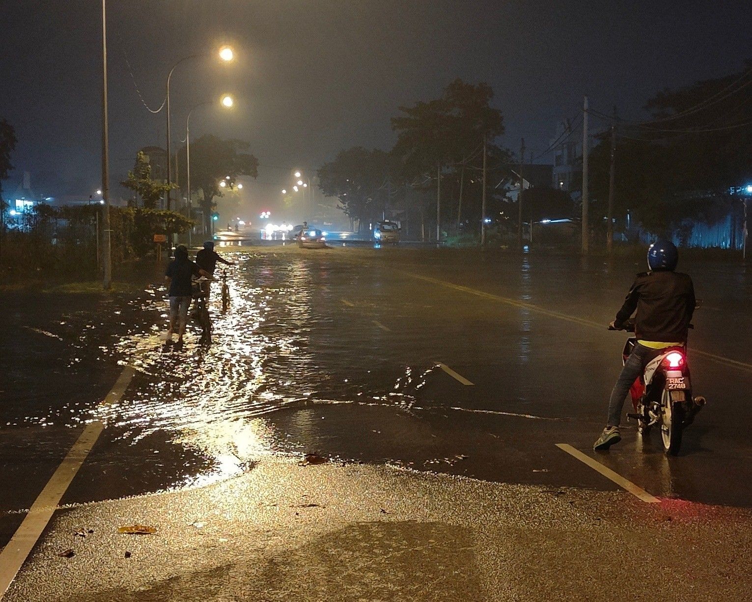 Air pasang besar: 10 tempat letak kereta di Pelabuhan Klang ditenggelami air