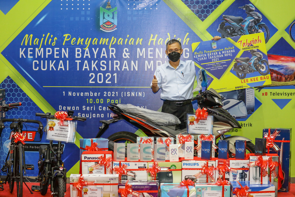 Tidak culas bayar cukai taksiran, warga emas menang cabutan bertuah