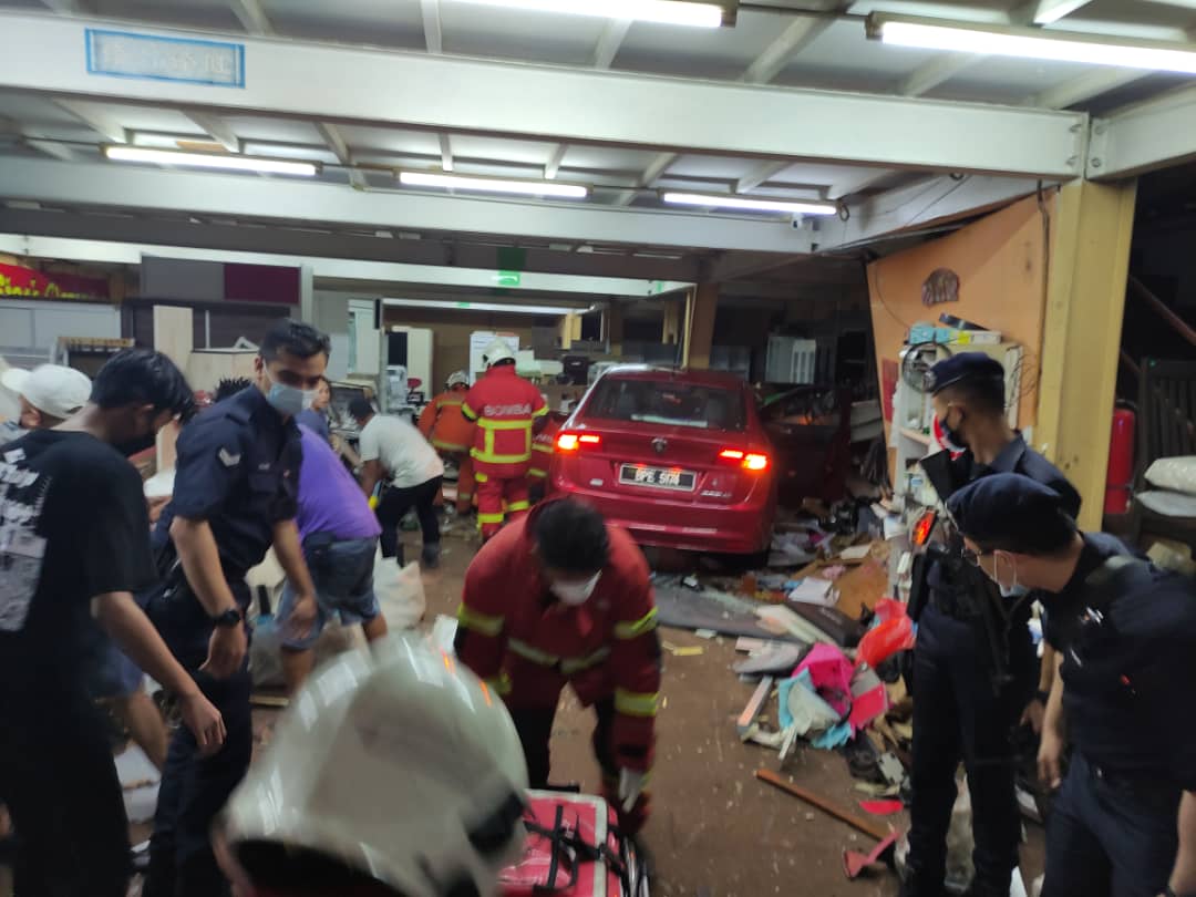 Pekerja kedai perabot parah premis dirempuh pemandu mabuk