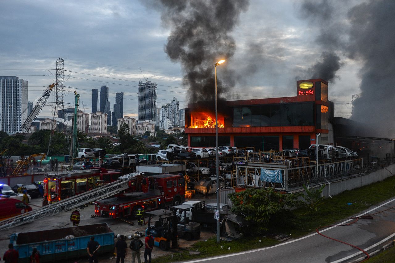 Kedai alat ganti kereta terpakai musnah, terbakar
