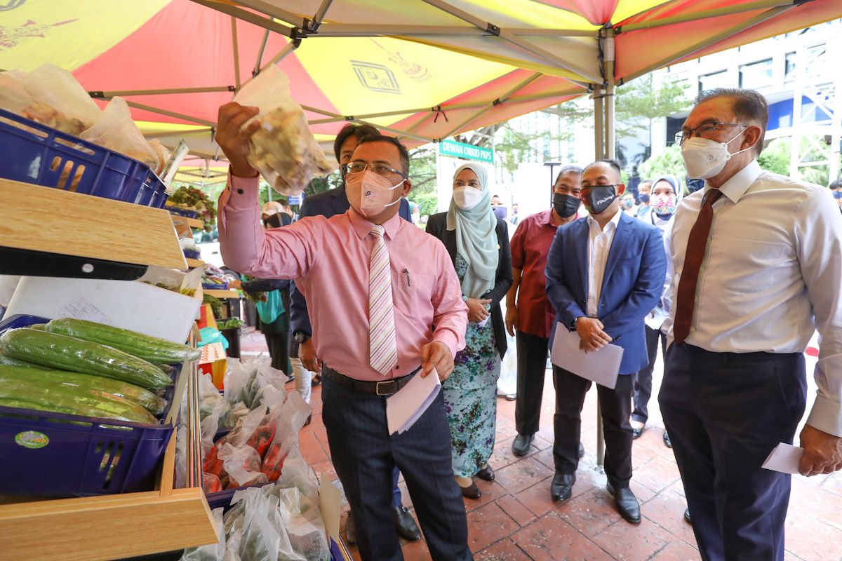 雪农业机构设摊口卖菜 大臣：助民减轻生活负担