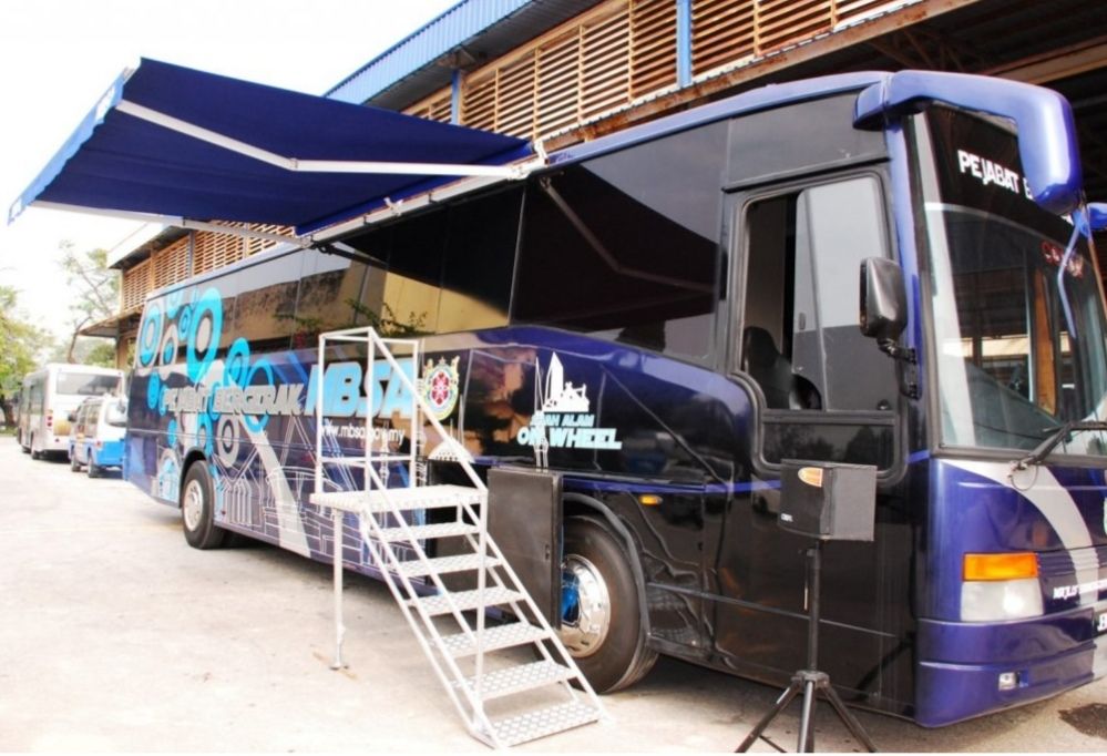 莎阿南市厅服务车 今驻莎阿南大厦服务